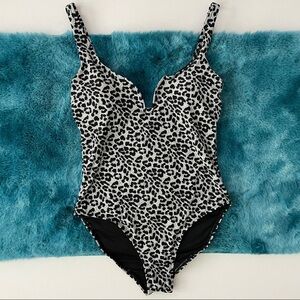 Niptuck Swim Women’s One Piece Swimsuit Size 6